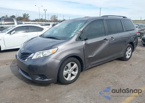 2014 Toyota Sienna Le V6 8 Passenger z USA, uszkodzony, nr VIN 5TDKK3DC5ES422682